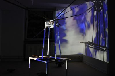 Ilka Theurich, „Urbanblue“, Video- und Sound-Installation, Kellerraum in der ehem. Gerhard-Uhlhorn-Kirche, Raumansicht, 2016