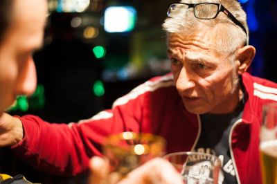 Julie Gasnik: Hardy-Eddie Lahmann ist Inhaber der Kneipe seit 2013. Der gelernte Kfz-Mechaniker arbeitet jedoch bereits über 30 Jahre hinter dem Tresen. Er schätzt jeden seiner Gäste.
