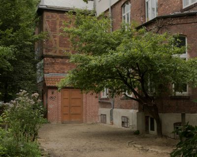 ﻿﻿Michael Braunschädel: Im Hof der Stärkestraße 15 wurde jüdischer Privatbesitz versteigert. Die jüdischen Menschen wurden vorher in den sogenannten 'Judenhäusern' zusammengepfercht oder deportiert.