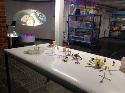Sammlung Netzwerkstatt Einfallsreich, Objekte und Projektion (Foto: Harro Schmidt) 