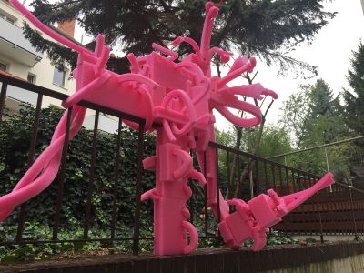 Beispiel für Gestaltung mit homogenen Baustoffen: hier Schaumstoff  und Plexiglasstreifen (Foto: Harro Schmidt)