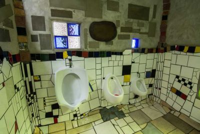 Friedensreich Hundertwasser: Öffentliche Toilette in Kawakawa, Neuseeland