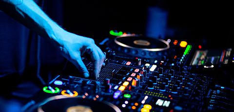 Sound gegen Schmerzen vs Techno Hub 